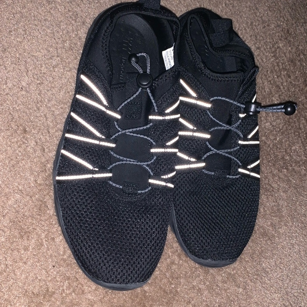 Tennis shoes